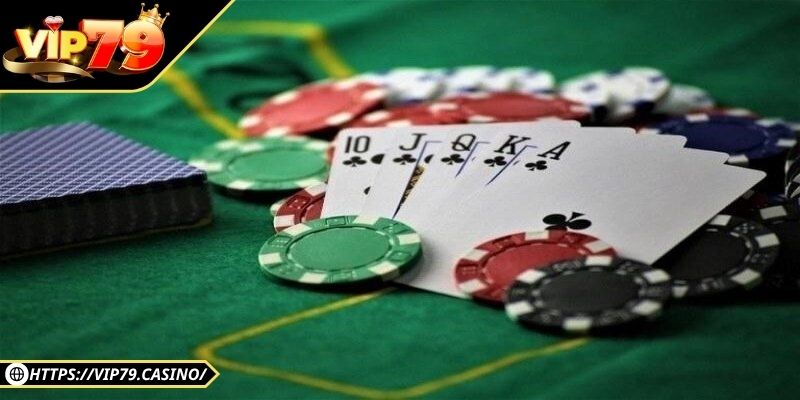 Xì Tố Vip79 - Game Poker Đỉnh Cao, Chơi Là Mê Ngay 3 Mỗi người nhận hai lá riêng, kết hợp năm lá lật